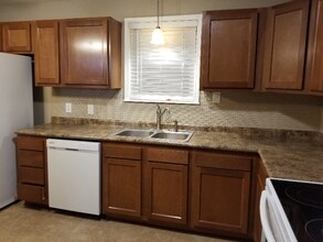 413 Pine St in Denham Springs, LA - Foto de edificio - Building Photo