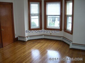 85 Brown St, Unit 2 in Waltham, MA - Building Photo - Building Photo
