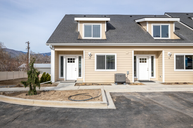 14th St Townhomes in East Wenatchee, WA - Building Photo - Building Photo