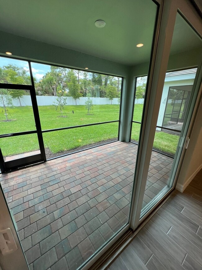240 Ibiza Lp in Venice, FL - Building Photo - Building Photo