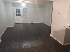 719 San Antonio St-Unit -10 in Pleasanton, TX - Building Photo - Building Photo