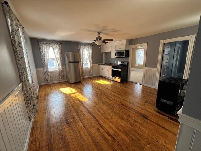 350 Metacom Ave in Bristol, RI - Building Photo - Building Photo