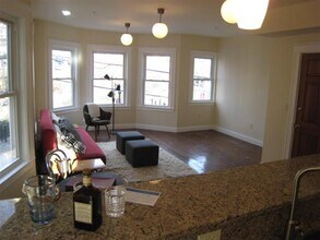 6 Giles Park, Unit 2 in Somerville, MA - Foto de edificio - Building Photo