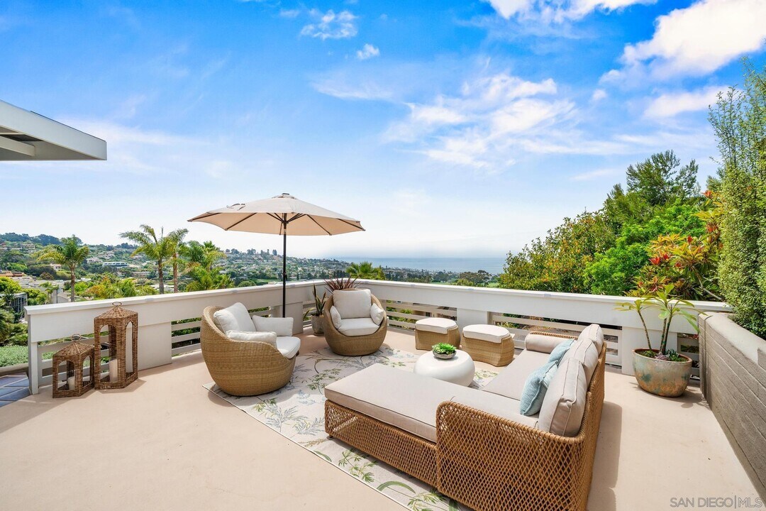 7201 Country Club Dr in San Diego, CA - Building Photo