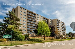 15 Nicklaus Dr in Hamilton, ON - Building Photo
