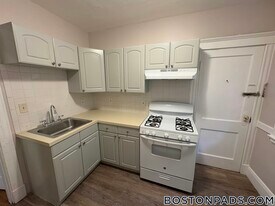 30 Harwood St, Unit 8 in Lynn, MA - Building Photo
