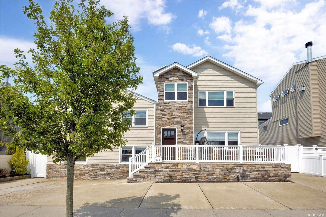 81 Barnes St in Long Beach, NY - Building Photo