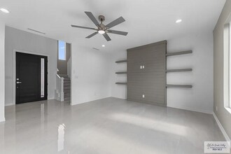 7513 Pinewood Lk in Brownsville, TX - Foto de edificio - Building Photo