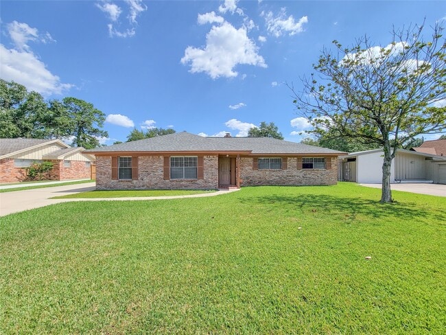 2115 Forest Oaks Dr in Houston, TX - Building Photo - Building Photo
