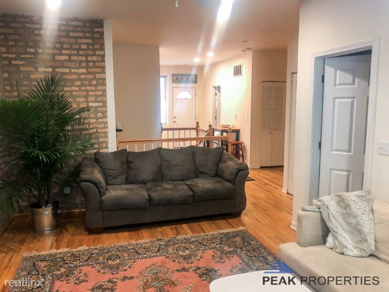 2105 W Schiller St in Chicago, IL - Building Photo
