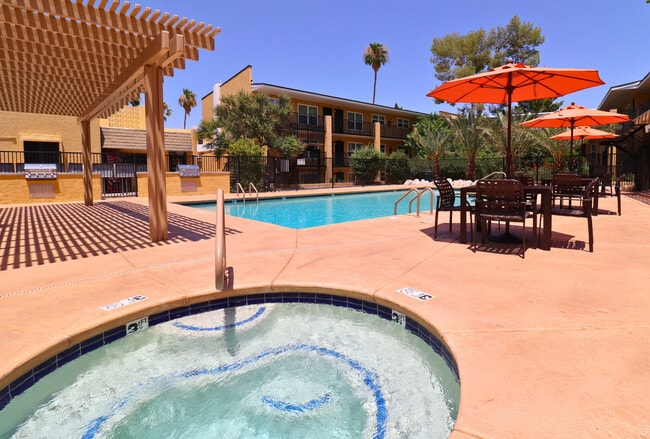 Villas Las Naranjas in Tucson, AZ - Building Photo - Building Photo