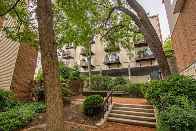 43 Highland Rd in Stamford, CT - Foto de edificio - Building Photo