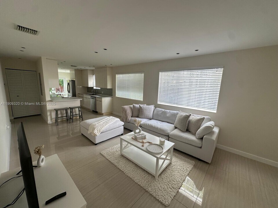 9464 Abbott Ave in Surfside, FL - Building Photo