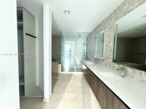 68 SW 6th St in Miami, FL - Foto de edificio - Building Photo