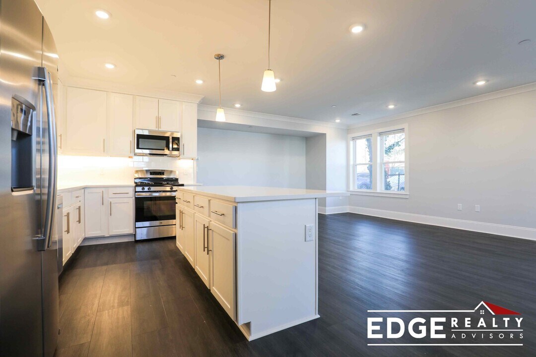 68 Saunders St, Unit 1 in Boston, MA - Foto de edificio