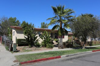354-364 E Pennsylvania Ave in Escondido, CA - Foto de edificio - Building Photo