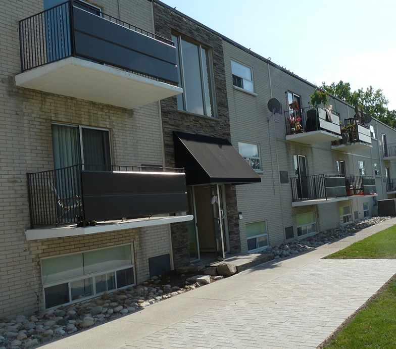 Devine Street Apartments in Sarnia, ON - Building Photo