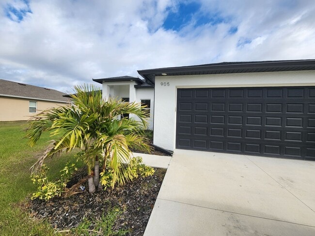 property at 905 NW 1st St