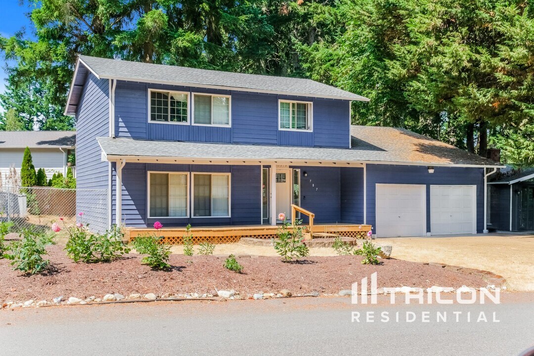 787 NE Pinecrest Dr in Bremerton, WA - Building Photo