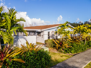 Azure Villas in Pembroke Park, FL - Foto de edificio - Building Photo