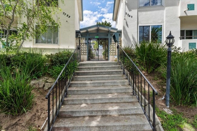 7749-7755 Saint Bernard St in Playa Del Rey, CA - Foto de edificio - Building Photo