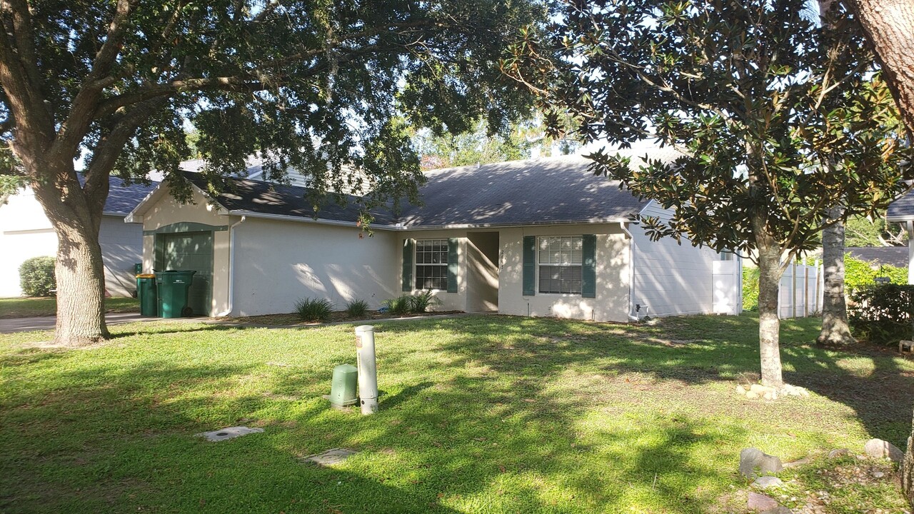 2643 Winchester Cir in Eustis, FL - Building Photo