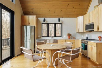 407 White Schoolhouse Rd in Rhinebeck, NY - Building Photo - Building Photo