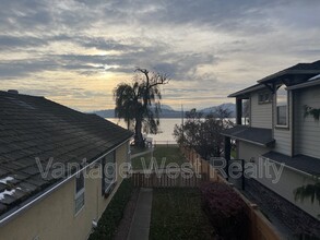 958 Manhattan Dr in Kelowna, BC - Building Photo - Building Photo