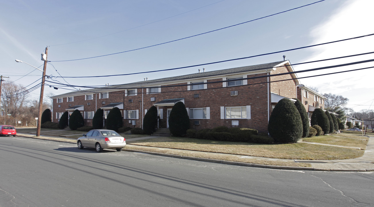 Nob Hill Apartments in North Babylon, NY - Building Photo