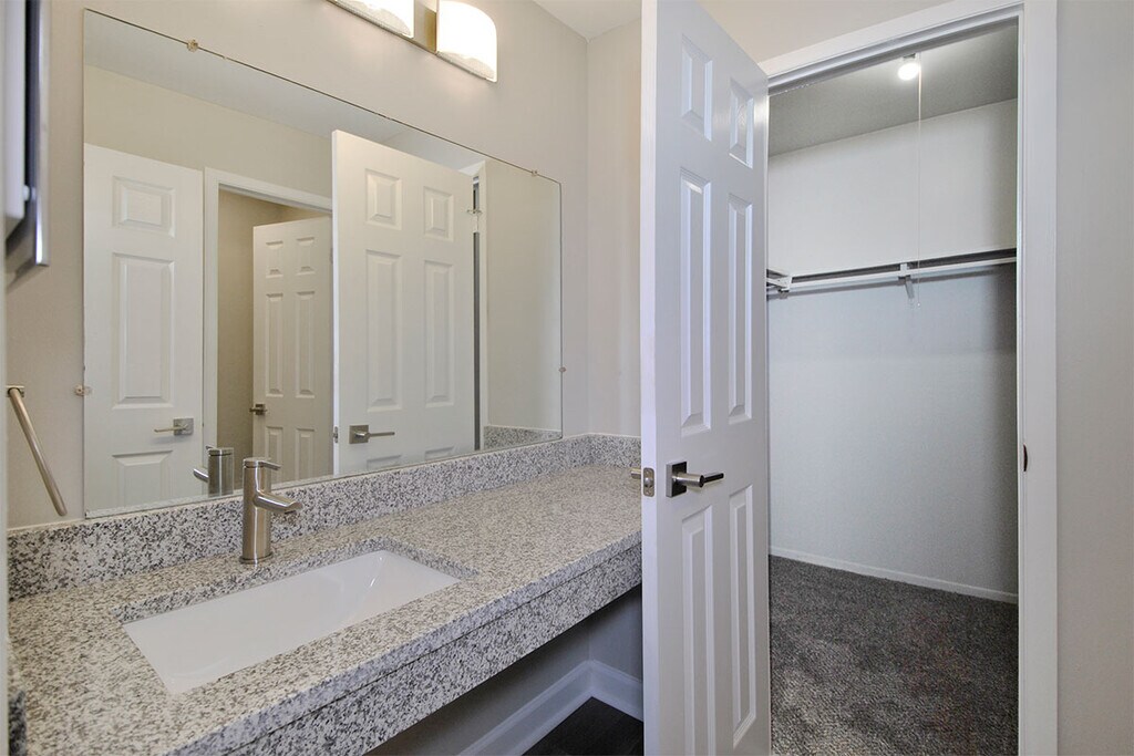 Cass Lake Shore Club Apartments in Waterford, MI