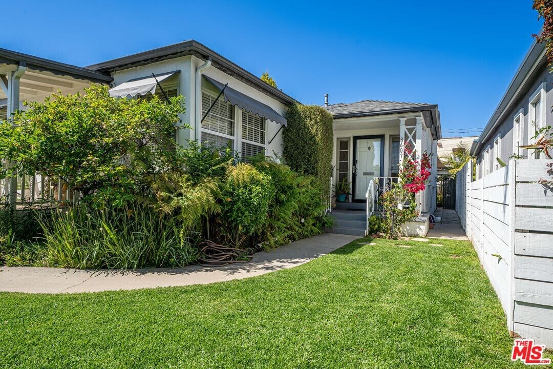 8607 Airdrome St in Los Angeles, CA - Building Photo