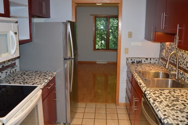 143 Ponwood Cir, Unit 143 in Madison, WI - Foto de edificio - Building Photo