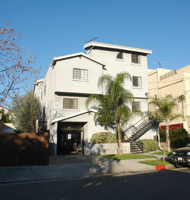 5251 Willowcrest Ave in North Hollywood, CA - Foto de edificio - Building Photo