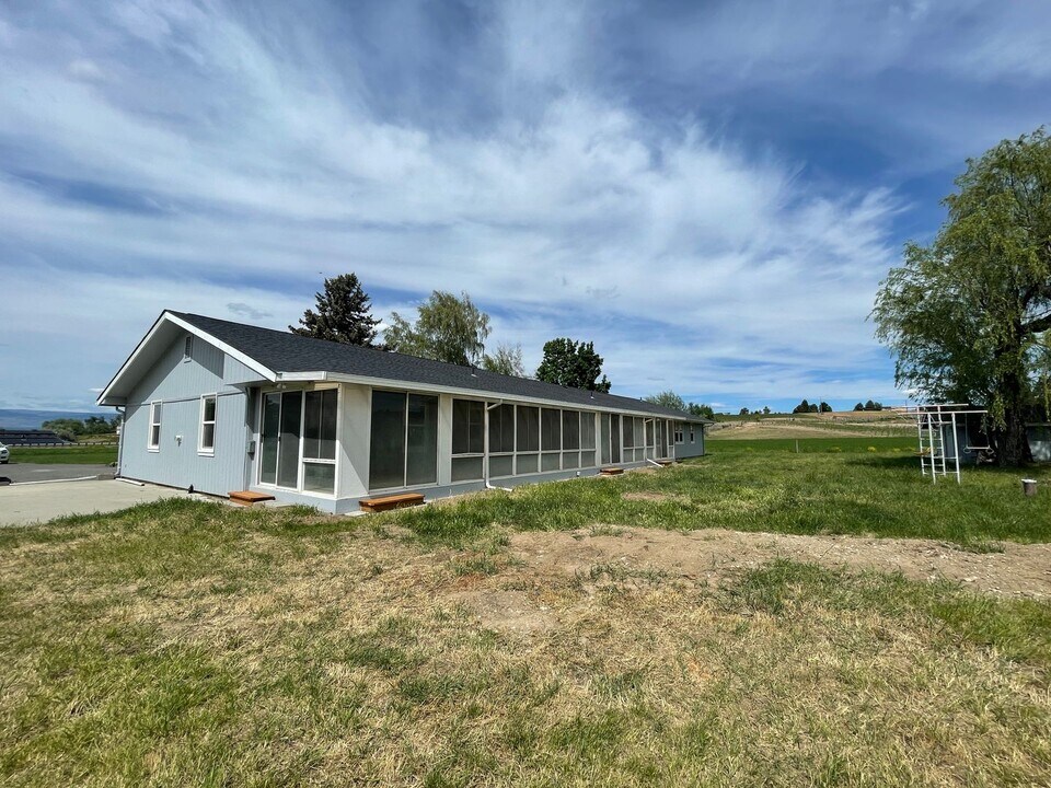 3910 Thrall Rd in Ellensburg, WA - Building Photo