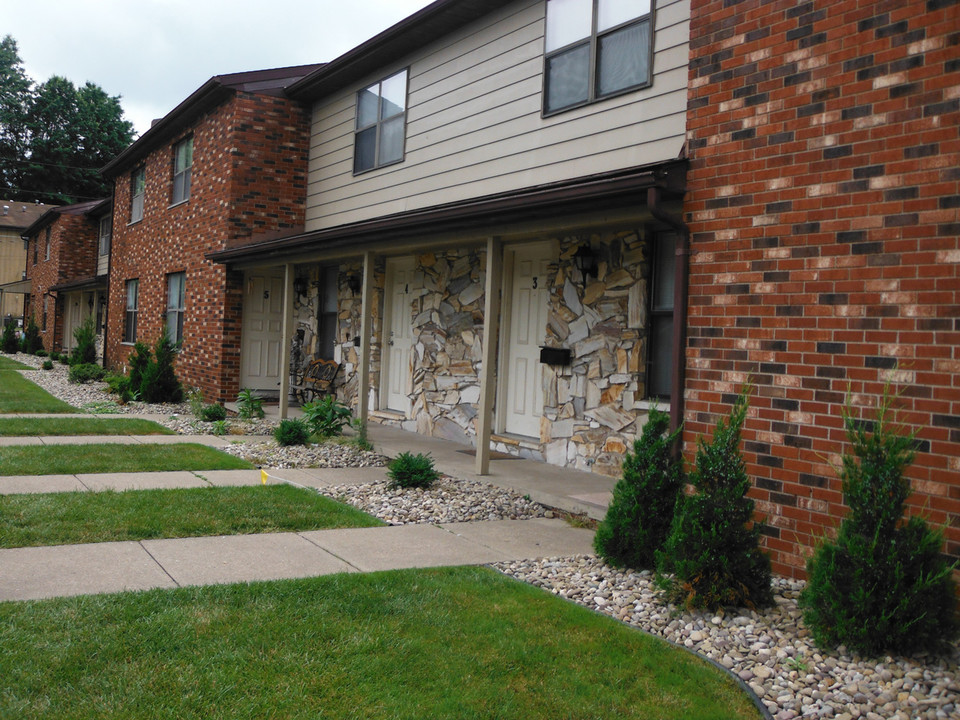 Ashbrook Manor Townhouses in Vienna, WV - Building Photo