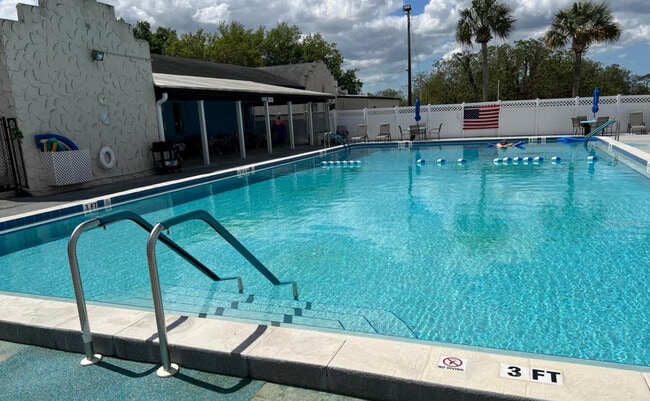 12136 Fairway Ave in Brooksville, FL - Foto de edificio - Building Photo