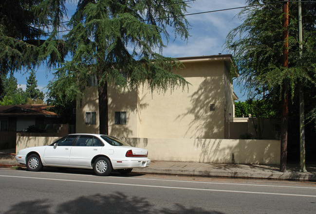 12553 Chandler Blvd in Valley Village, CA - Foto de edificio - Building Photo