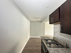 503 W Barry Ave, Unit 104 in Chicago, IL - Building Photo - Building Photo