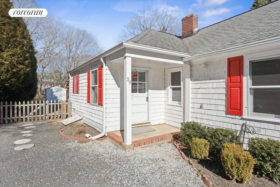 29 Station Rd in Westhampton, NY - Building Photo