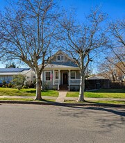 330 E St in Lincoln, CA - Building Photo