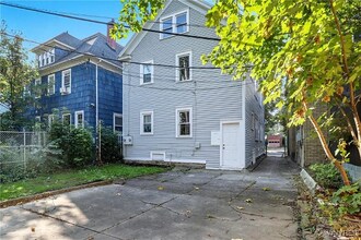 10 Russell St, Unit Apt 1 in Buffalo, NY - Foto de edificio - Building Photo