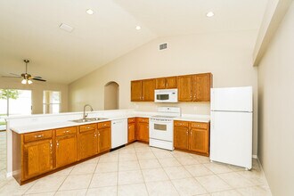 549 SE Crosspoint Dr in Port St. Lucie, FL - Building Photo - Building Photo