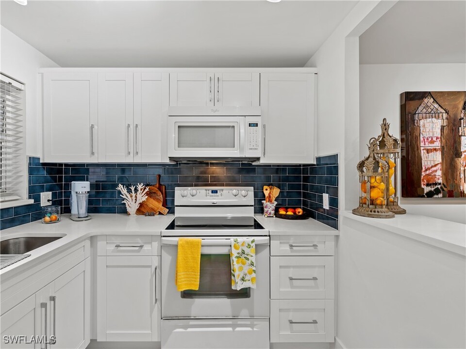 100 Forest Lakes Blvd in Naples, FL - Building Photo