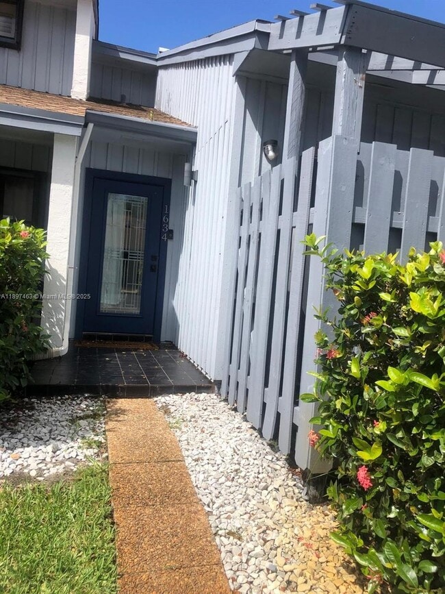 property at 1634 N 15th Terrace