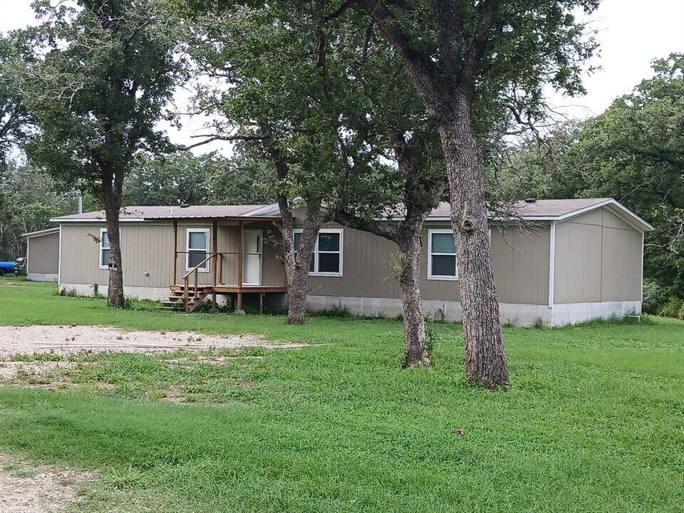 7070 FM1115 in Flatonia, TX - Building Photo