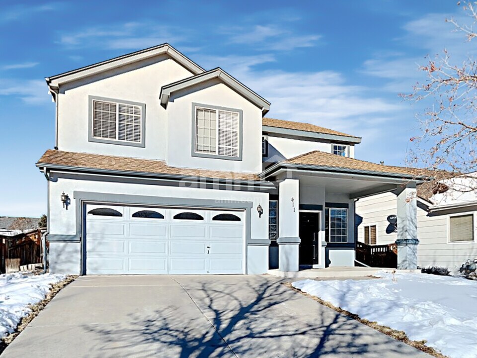 411 Grey Swallow St in Brighton, CO - Foto de edificio