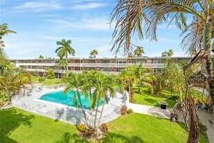 141 NE 10th Ave in Hallandale Beach, FL - Building Photo