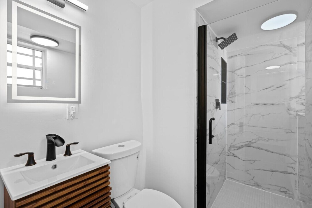 1607 Hayes St, Unit 3 in Hollywood, FL - Building Photo