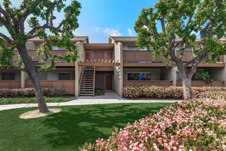 Fairway Village Apartment Homes in Buena Park, CA - Foto de edificio - Building Photo