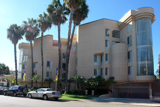 Westwood Kelton Towers in Los Angeles, CA - Foto de edificio - Building Photo